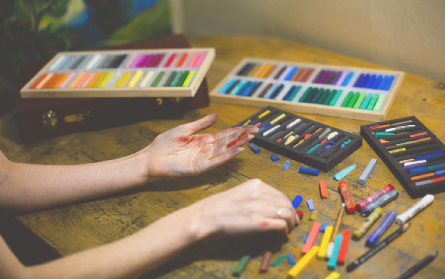 Atelier de création artistique avec différentes techniques et outils