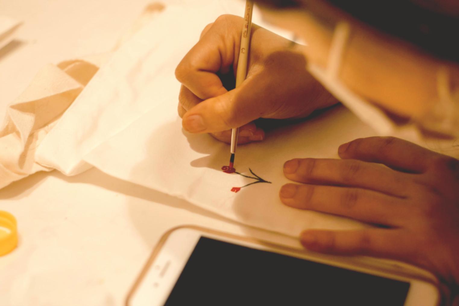 Création d'art conceptuel avec techniques traditionnelles et numériques