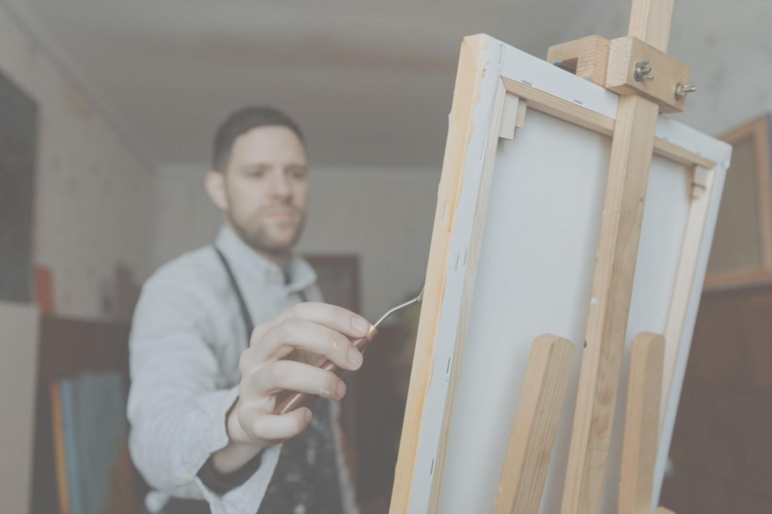 Étudiant travaillant sur une illustration numérique